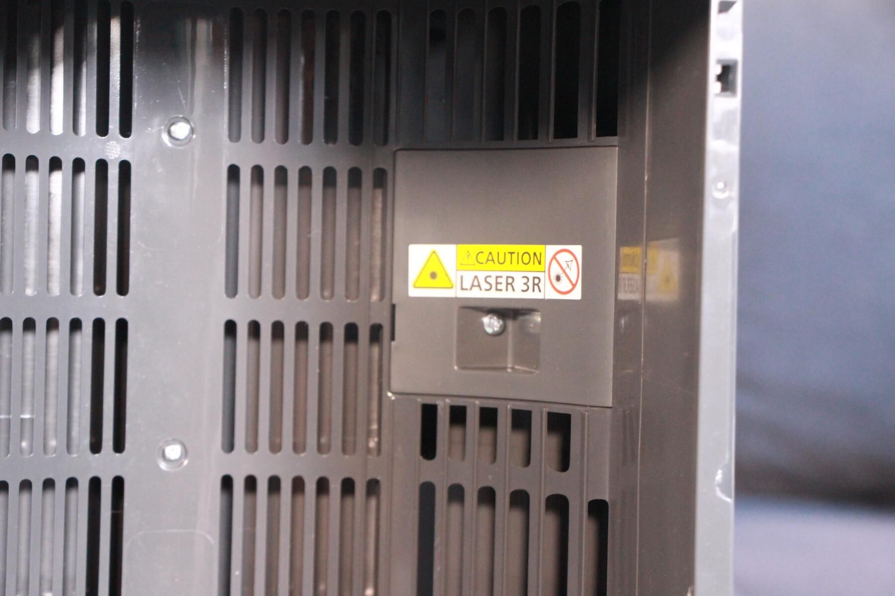 Hinter dem kleinen Fach mit der Aufschrift “CAUTION LASER 3R” stecken die Partikelsensoren des Philips Air Performer Series 8000.